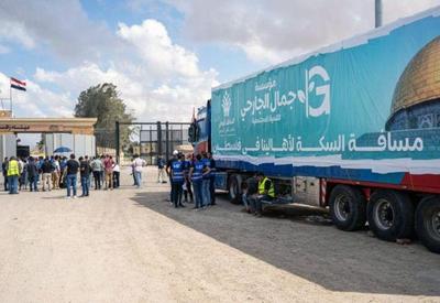 SBT News na TV: Caminhões carregados de suprimentos entram na Faixa de Gaza