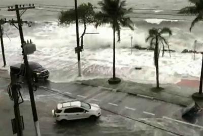Ressaca causa danos no litoral paulista e fecha porto de Santos
