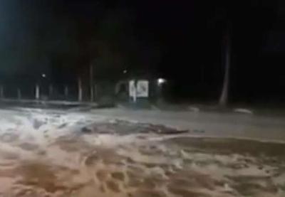 Ressaca do ciclone bomba atinge litoral de SP e afunda sete barcos