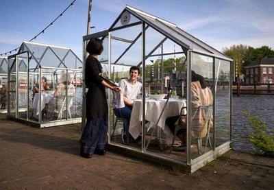 Restaurante aposta em cabine aconchegante para reconquistar clientes