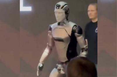 VÍDEO: Robô humanoide russo cai durante apresentação ao acenar para plateia