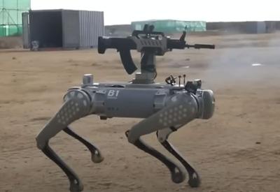 China apresenta cão-robô militar com fuzil para operações na cidade; assista