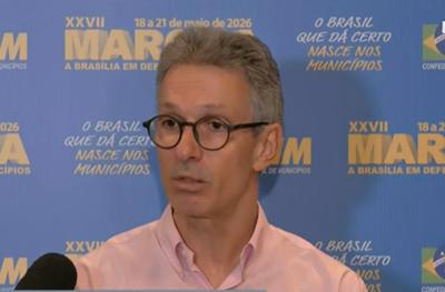 “As explicações não foram convincentes”, diz Zema sobre ligação de Flávio Bolsonaro com Vorcaro