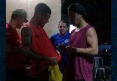 Ronaldinho Gaúcho é flagrado dando autógrafo dentro do presídio no Paraguai