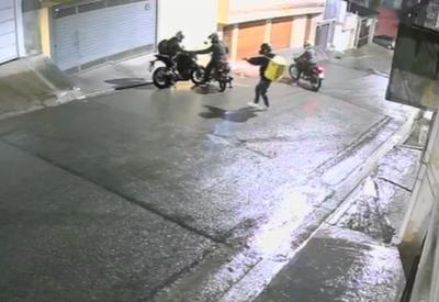 Vídeo: motociclista é obrigado a deitar no chão durante assalto na zona sul de São Paulo