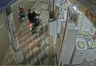 VÍDEO: Criminosos armados invadem loja, rendem funcionários e roubam celulares em SP