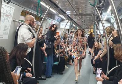 Um desfile em movimento: Glória Coelho leva São Paulo Fashion Week 2025 aos trilhos