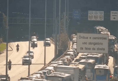 Linha Amarela: caminhão pega fogo e causa pânico no Rio