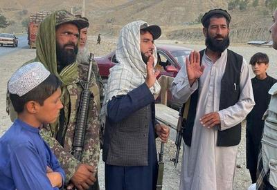 Talibã encontra 12,3 milhões de dólares nas casas de ex-membros do governo
