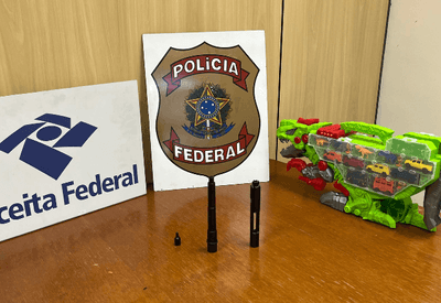 Homem é preso após retirar em agência dos Correios peças de fuzil escondidas em brinquedo  