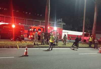 Dois homens morrem após carro bater em árvore próxima à sede do Flamengo, no Rio