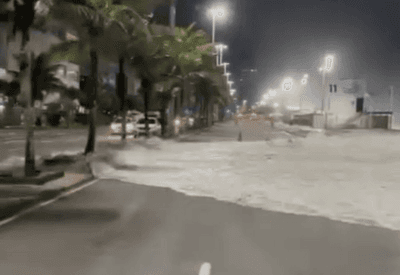 Ondas de até 3 metros invadem calçadão da Praia do Leblon, zona sul do Rio