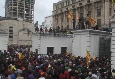 Milhares de manifestantes invadem residência oficial do presidente do Sri Lanka