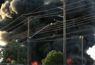 Incêndio atinge garagem de ônibus em Londrina (PR) e queima 53 veículos