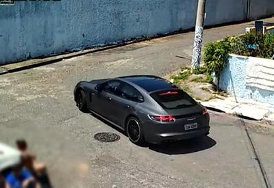 Flagrante: criminosos disparam contra carro de luxo em tentativa de assalto