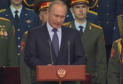 Putin afirma que pretende posicionar armas nucleares táticas em Belarus