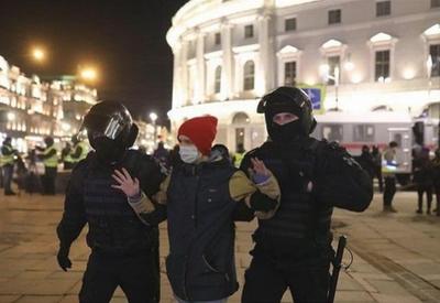 Mais de 3 mil pessoas são presas em protestos na Rússia contra invasão