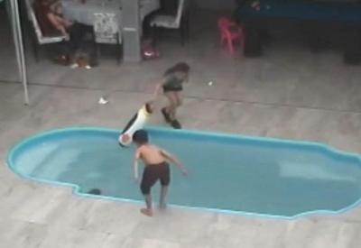 Vídeo: criança de 2 anos cai em piscina e é salva pelo irmão