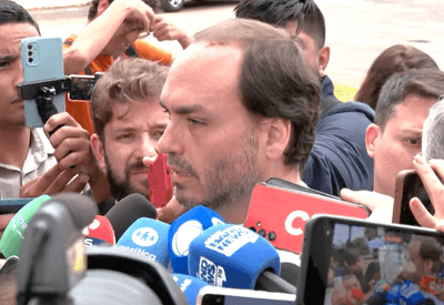 Carlos diz que Bolsonaro está "devastado psicologicamente" e com crises de soluço