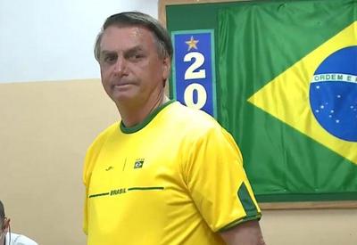 Bolsonaro vota no RJ e pede eleições limpas: "que vença o melhor"