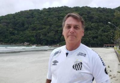 Bolsonaro participa de jogo beneficente na Vila Belmiro, em Santos