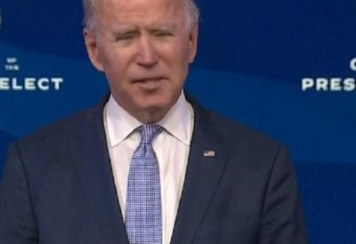 'Nossa democracia está sob ataque', diz Joe Biden