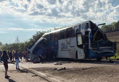 Imagens mostram o ônibus destruído; 41 pessoas morreram no acidente