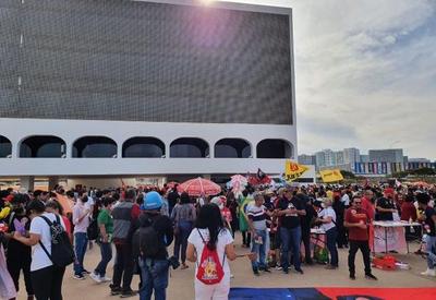 Ato em defesa da democracia em Brasília reúne centenas de pessoas na Esplanada