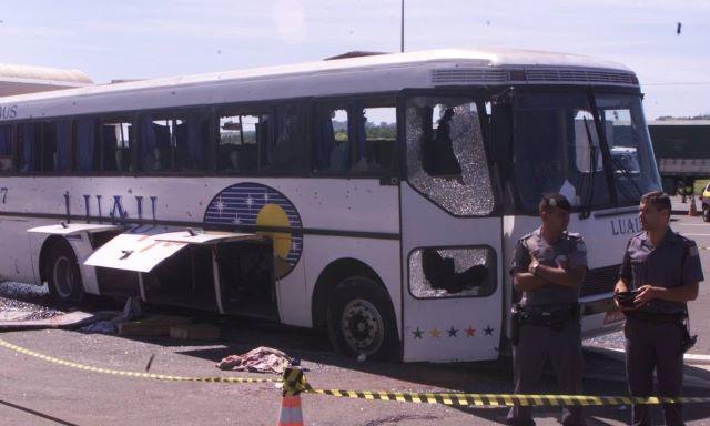 Ônibus que foi alvejado na rodovia Castelinho em 5 de março de 2002 | Reprodução/SBT