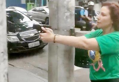 Carla Zambelli entrega arma à Polícia Federal após decisão de Gilmar Mendes
