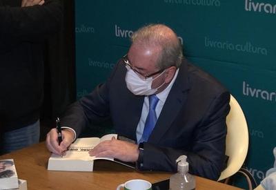 Eduardo Cunha faz noite de autógrafos de livro sobre impeachment