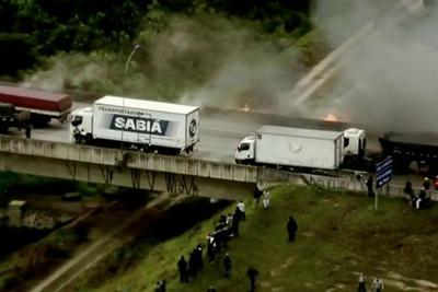 SP: Choque entre caminhões provoca incêndio e explosões no Rodoanel
