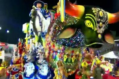 SP: Desfile das escolas de samba é marcado por luxo e homenagens