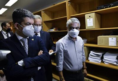 Senadores da CPI visitam sala-cofre que guarda documentos sigilosos