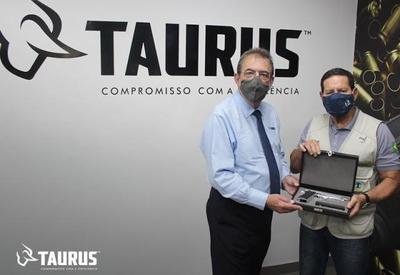 Mourão visita fábrica da Taurus e ganha arma sem disparador