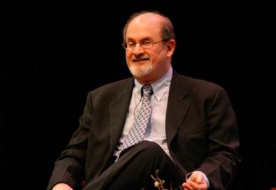 Salman Rushdie publica primeira foto após ataque em Nova York