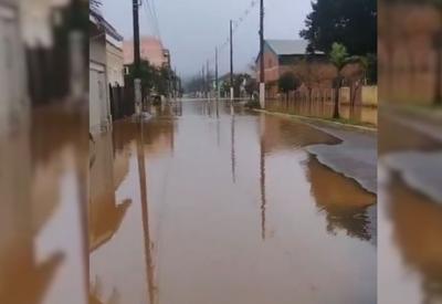 Nível do Rio Caí sobe 10 metros em 1 dia e famílias são resgatadas em cidade do RS