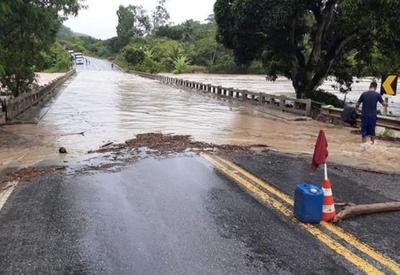 Chuvas voltam a causar estragos na Bahia e governo monta base de apoio