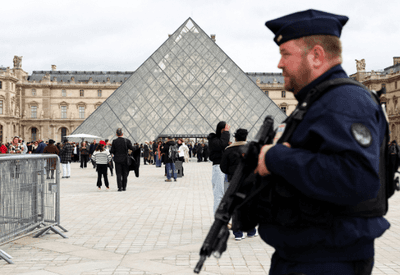 Museu do Louvre adicionará 100 câmeras externas após prejuízo de R$ 545 mi em assalto