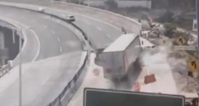 Vídeo: carreta desgovernada arrasta veículos e despenca de viaduto no México