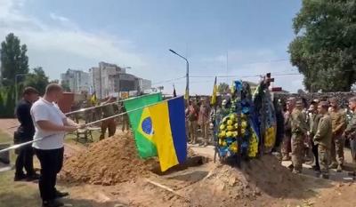 Exclusivo: comoção marca o enterro do brasileiro que foi ajudar a Ucrânia na guerra; veja VÍDEO