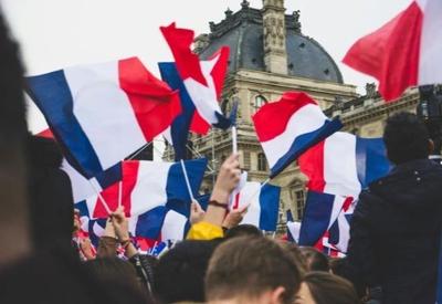 Franceses voltam às urnas neste domingo (7) para eleger novo parlamento