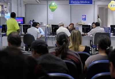 Projeto aprovado no Senado aumenta lista de doenças liberadas de perícias frequentes no INSS; entenda