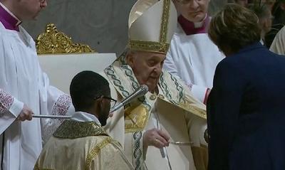Após cancelar a participação na Via Sacra, Papa Francisco conduz Vigília Pascal