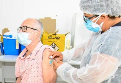 Manaus inicia vacinação contra covid-19 em idosos 