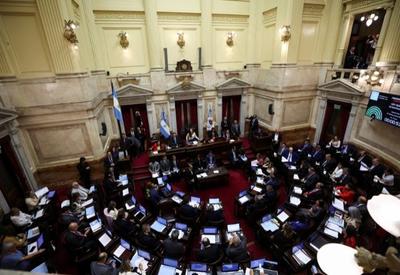 Senado argentino aprova aumento para aposentados e desafia política fiscal rígida de Milei