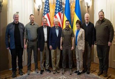 Senadores norte-americanos se reúnem com presidente da Ucrânia