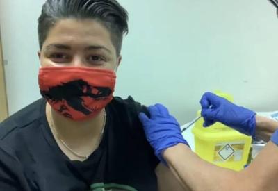 "Vou me sentir mais segura", diz brasileira ao ser vacinada no Reino Unido 