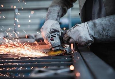 Produção industrial cresce 0,7% em fevereiro, diz IBGE