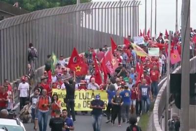 Simpatizantes do ex-presidente Lula fazem marcha em Porto Alegre